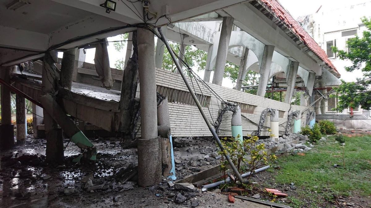 ▲台東縣池上鄉今（18）日下午2時44分發生芮氏規模6.8地震，花蓮玉里春日國小驚傳倒塌。（圖／翻攝Kolas Yotaka臉書）