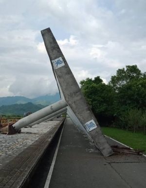 ▲因地震影響，花蓮縣富里鄉的東里站月台雨棚掉落。（圖／記者爆料網）