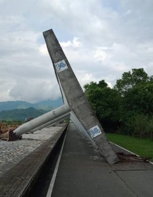 因地震影響,花蓮縣富里鄉的東里站月台雨棚掉落。(圖/記者爆料網) ▲因地震影響,花蓮縣富里鄉的東里站月台雨棚掉落。(圖/記者爆料網)