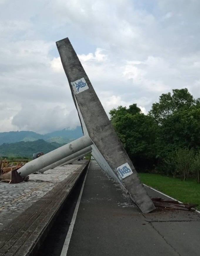▲因地震影響，花蓮縣富里鄉的東里站月台雨棚掉落。（圖／民眾提供）