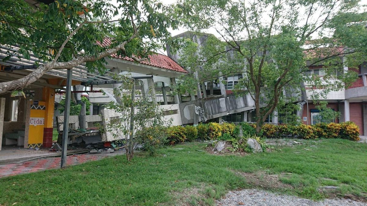 ▲台東縣池上鄉昨（18）日下午2時44分發生芮氏規模6.8強震，造成全台148校受損。圖為花蓮玉里春日國小驚傳倒塌。（圖／翻攝Kolas Yotaka臉書）