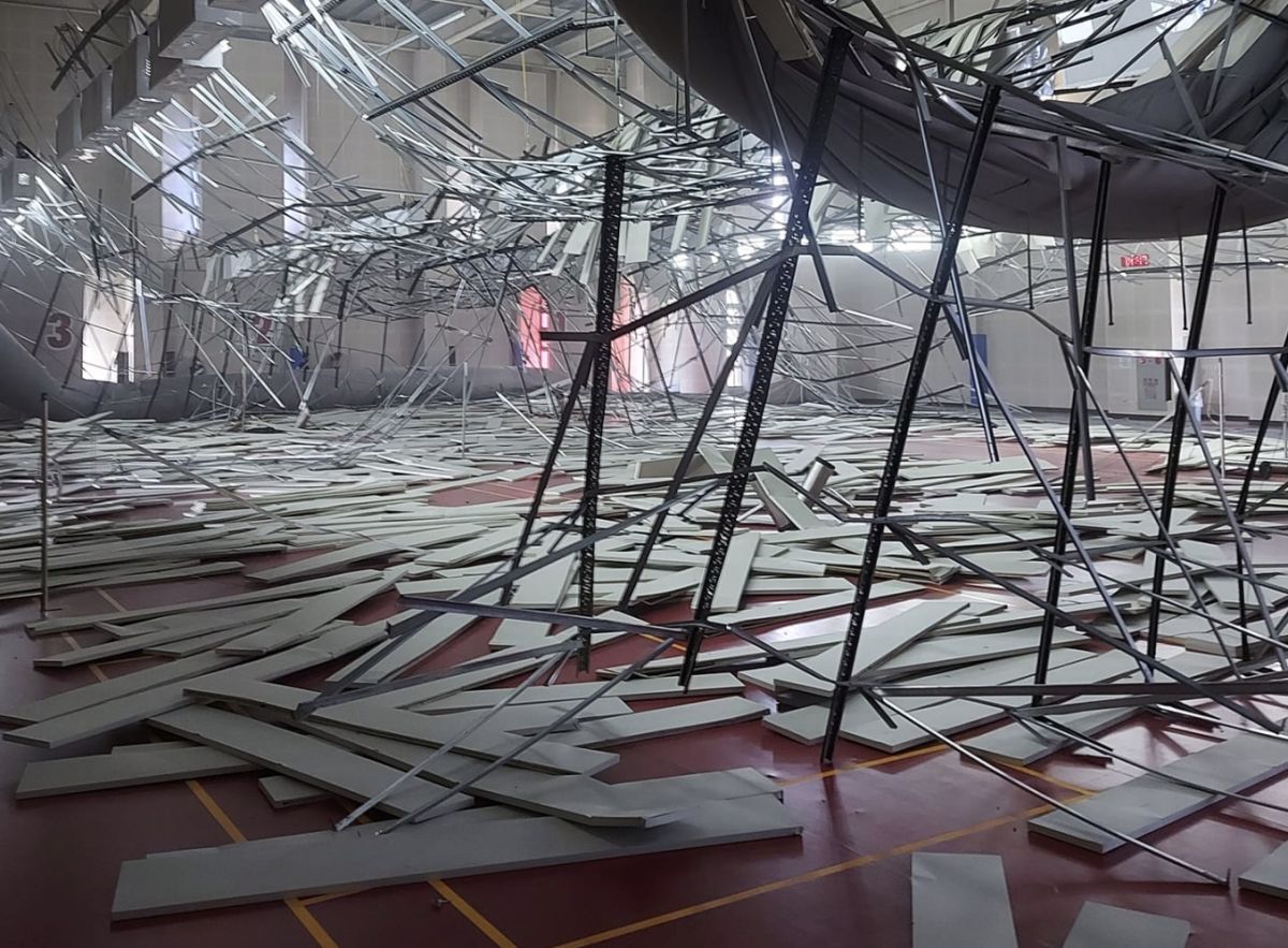 ▲桃園羽球場也傳出災情，昨天剛整修好的場地直接全毀，讓當時在館內的民眾全嚇壞逃跑。（圖/桃園市八德國民運動中心臉書）