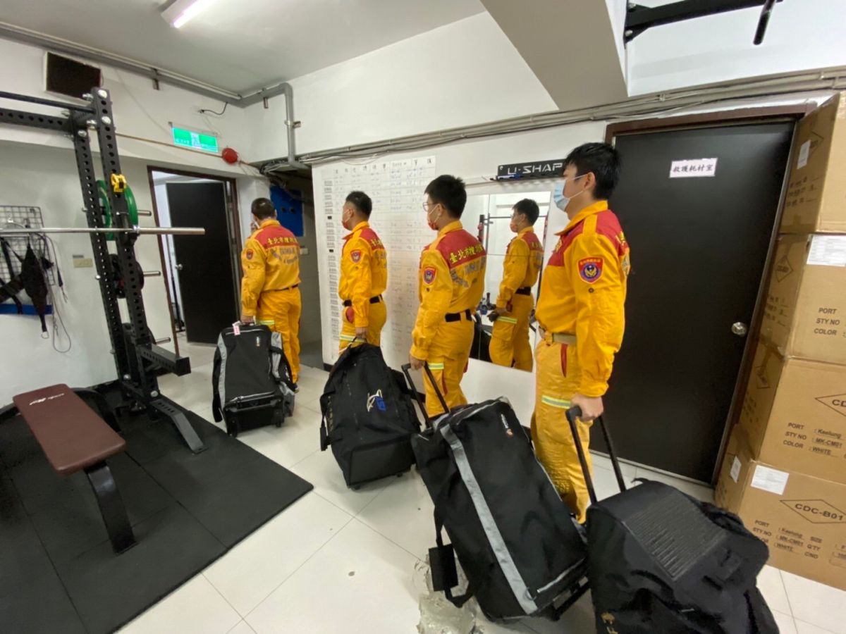 ▲北市搜救隊先遣小組帶隊官楊朝元，共計13人5車2搜救犬即刻前往玉里分隊支援救災。（圖／翻攝畫面）