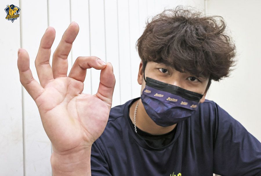 ▲中信兄弟王威晨昨遭強襲球擊中手掌(圖/中信兄弟球團提供)