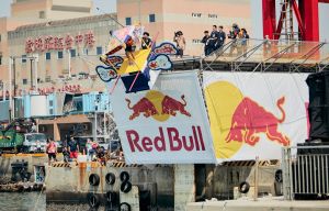 Red Bull飛行日於9月18日熱血登場,主持人美麗本人率先與官方飛行器「飛天轎」下港衝海。官方提供 ▲Red Bull飛行日於9月18日熱血登場,主持人美麗本人率先與官方飛行器「飛天轎」下港衝海。官方提供