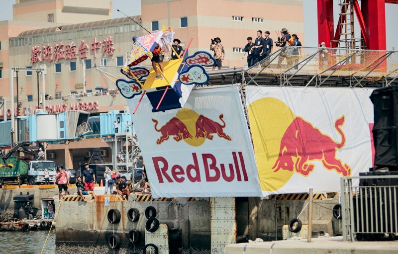▲Red Bull飛行日於9月18日熱血登場,主持人美麗本人率先與官方飛行器「飛天轎」下港衝海。官方提供