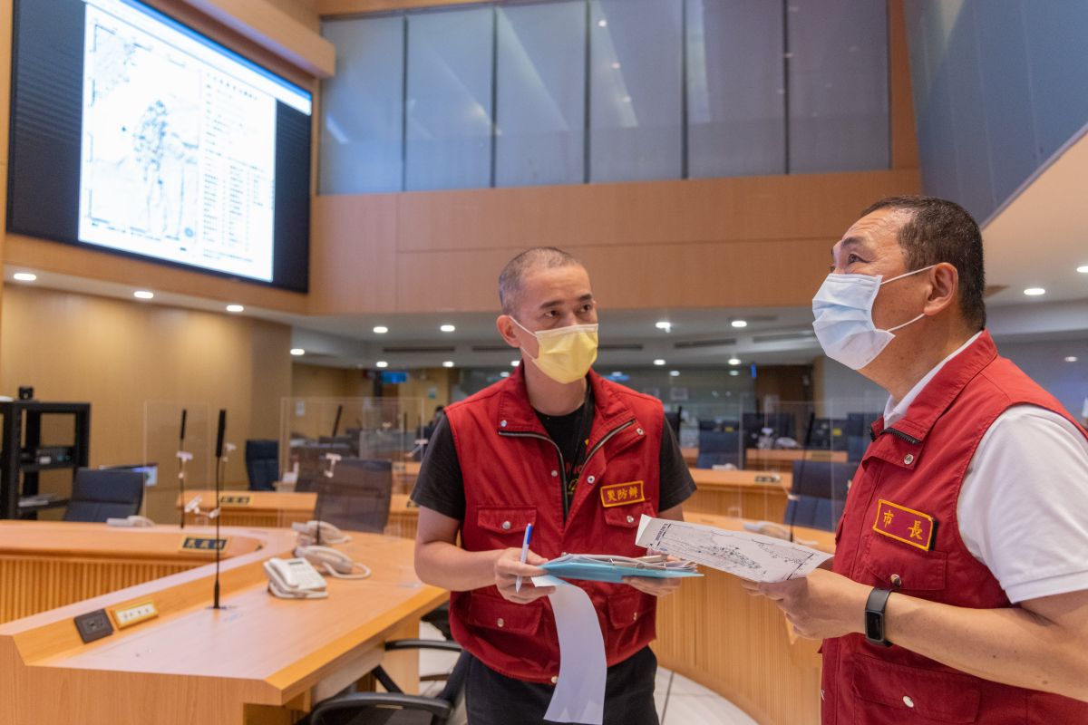 ▲花蓮發生6.8級強震，侯友宜提早離開市政行程會場到災害應變中心坐鎮，並派遣特搜隊前往花蓮救災。（圖 ／新北市政府提供）