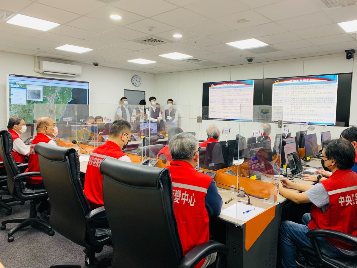 ▲行政院長蘇貞昌下午臨時新增行程，前往中央災害應變中心視察災情與救災狀況。（圖／行政院提供）