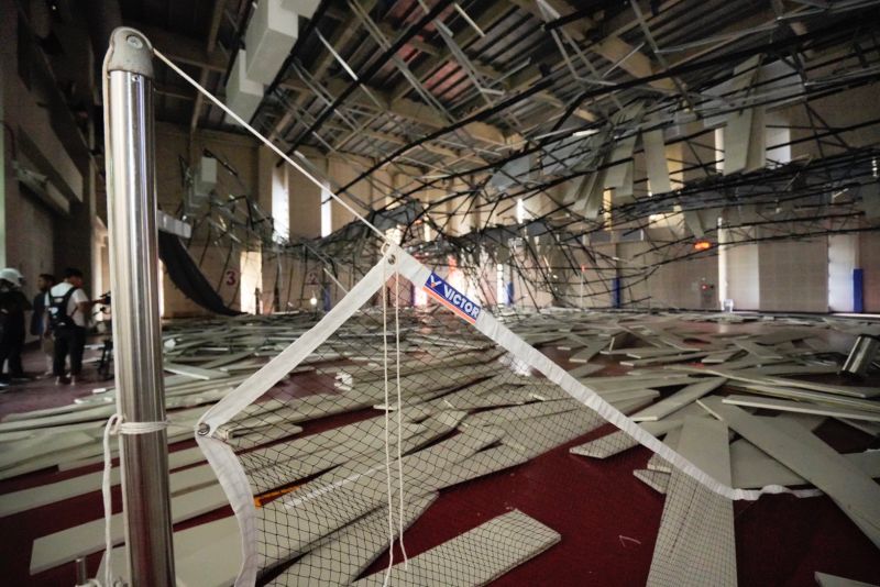 ▲桃園市八德國民運動中心的羽球場17日才剛修好開放民眾使用，18日遇地震一瞬間全毀。（圖／賴香伶辦公室提供）