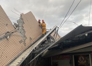 ▲花蓮玉里民宅倒塌，消防動用機具救援。（圖／翻攝畫面）  
