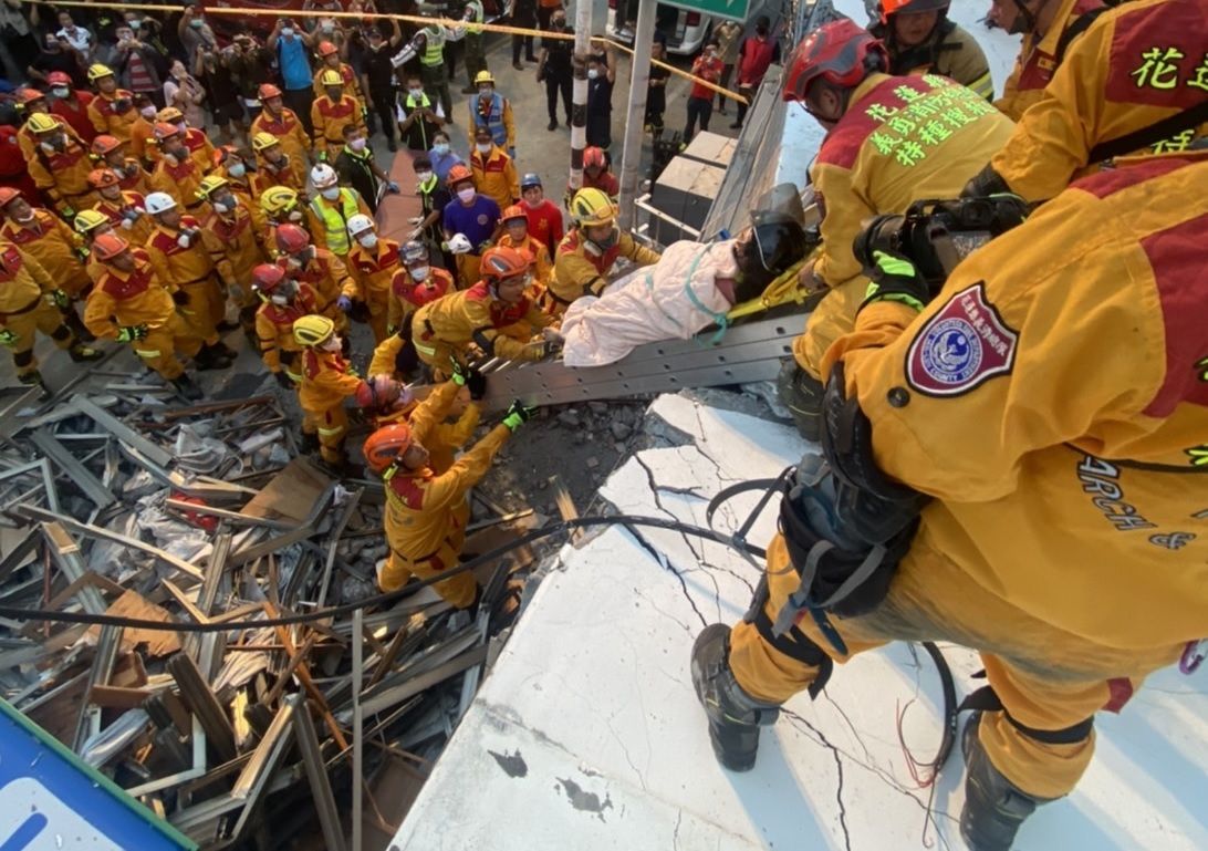 ▲花蓮玉里民宅倒塌，消防動用機具救援，母女2人順利脫困。（圖／翻攝畫面）