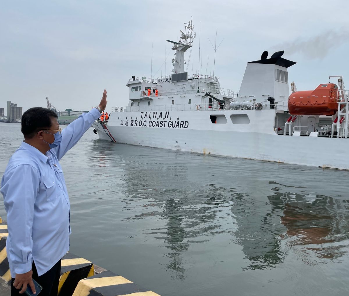 ▲海洋委員會海巡署艦隊分署直屬船隊巡護8號船由高雄港啟航，副分署長吳金河(左)在碼頭邊送行。(圖／記者黃守作攝，2022.09.18)