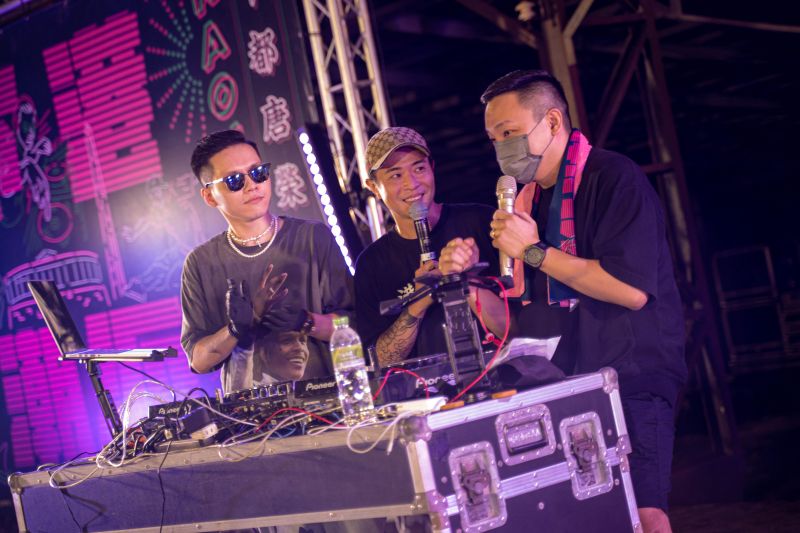 ▲青年局局長張以理更化身DJ刷碟炫技，為台灣設計展的前導活動注入年輕活力。（圖／高雄市政府青年局提供）