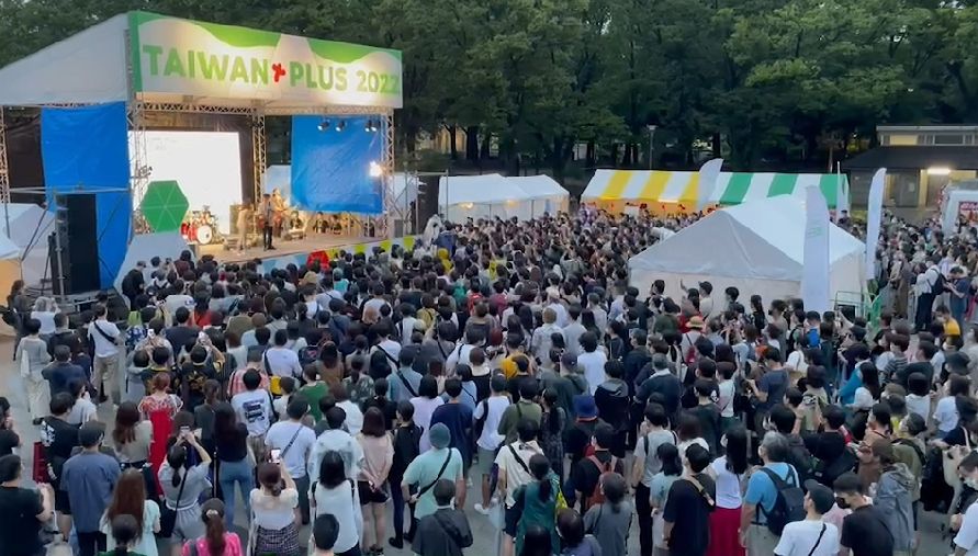 ▲TAIWAN PLUS生活節2天吸20萬人次，舒米恩、滅火器樂團在舞台上得知台灣東部發生地震災情，邀請日本朋友共同為台灣祈福。（圖／文總提供）