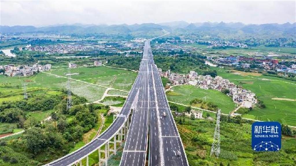 ▲中國貴州隔離人員巴士翻車事故造成27人死亡，在防疫引發民怨的情況下成為網友熱議話題。貴州省政府晚間通報，貴陽市3名幹部因此事故被停職檢查。（圖／翻攝自微博）