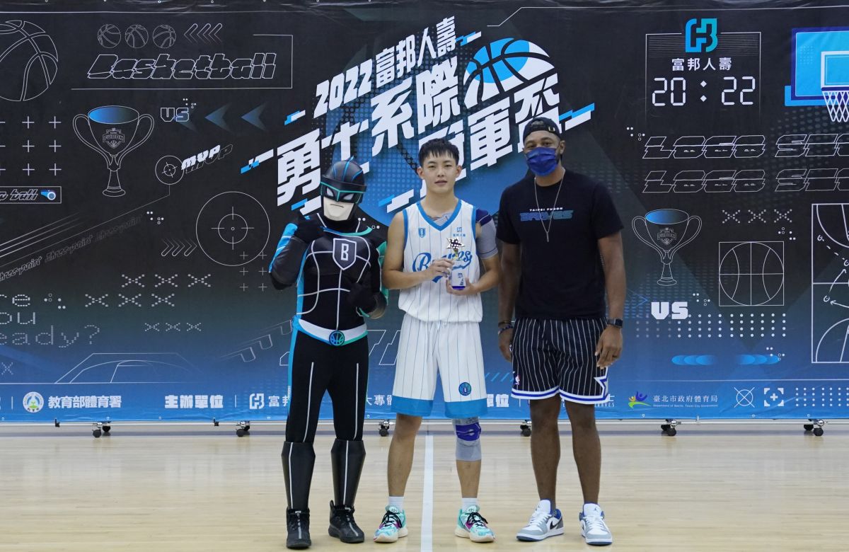 ▲富邦人壽勇士系際冠軍盃冠軍賽MVP，僑光科大行銷與流通管理學系夏安迪(中)，頒獎人為臺北富邦勇士辛特力(右)。官方提供