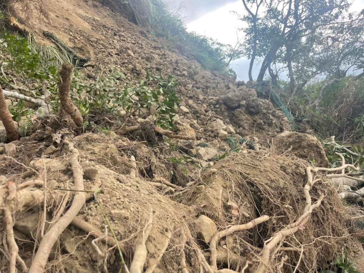 ▲台東嘉明湖等6步道，今（18）起預警性封閉。圖為花蓮六十石山坍方，落石掩埋聯外道路。（圖／翻攝自Kolas Yotaka臉書）