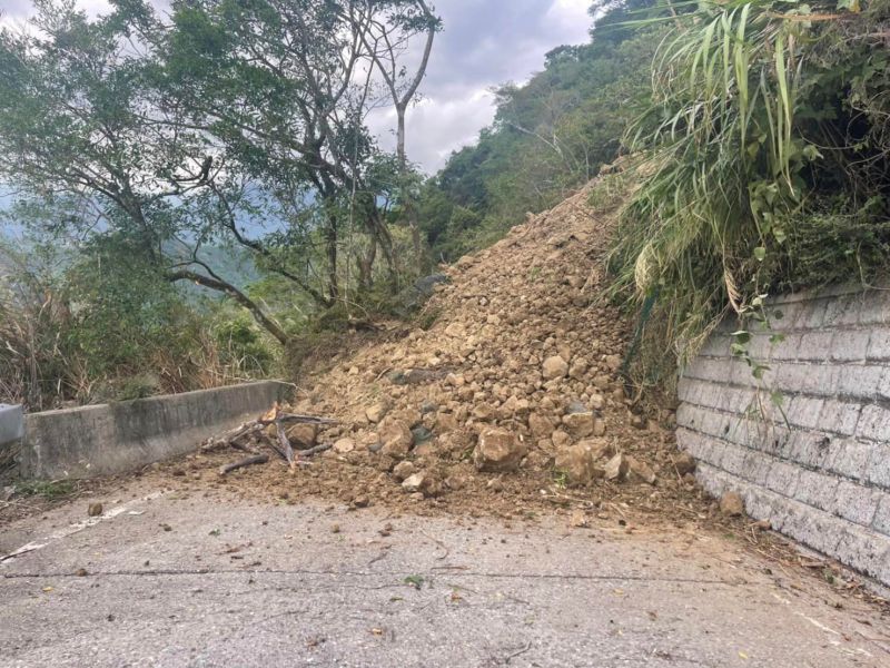 ▲花蓮六十石山坍方，落石掩埋聯外道路，近700遊客受困山上。（圖／翻攝自Kolas Yotaka臉書）