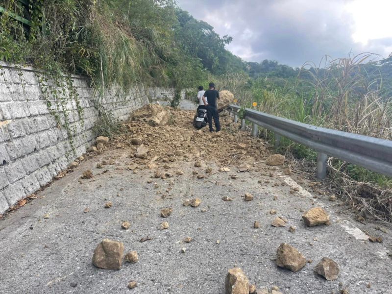 ▲花蓮六十石山坍方，落石掩埋聯外道路，近700遊客受困山上。（圖／翻攝自Kolas Yotaka臉書）