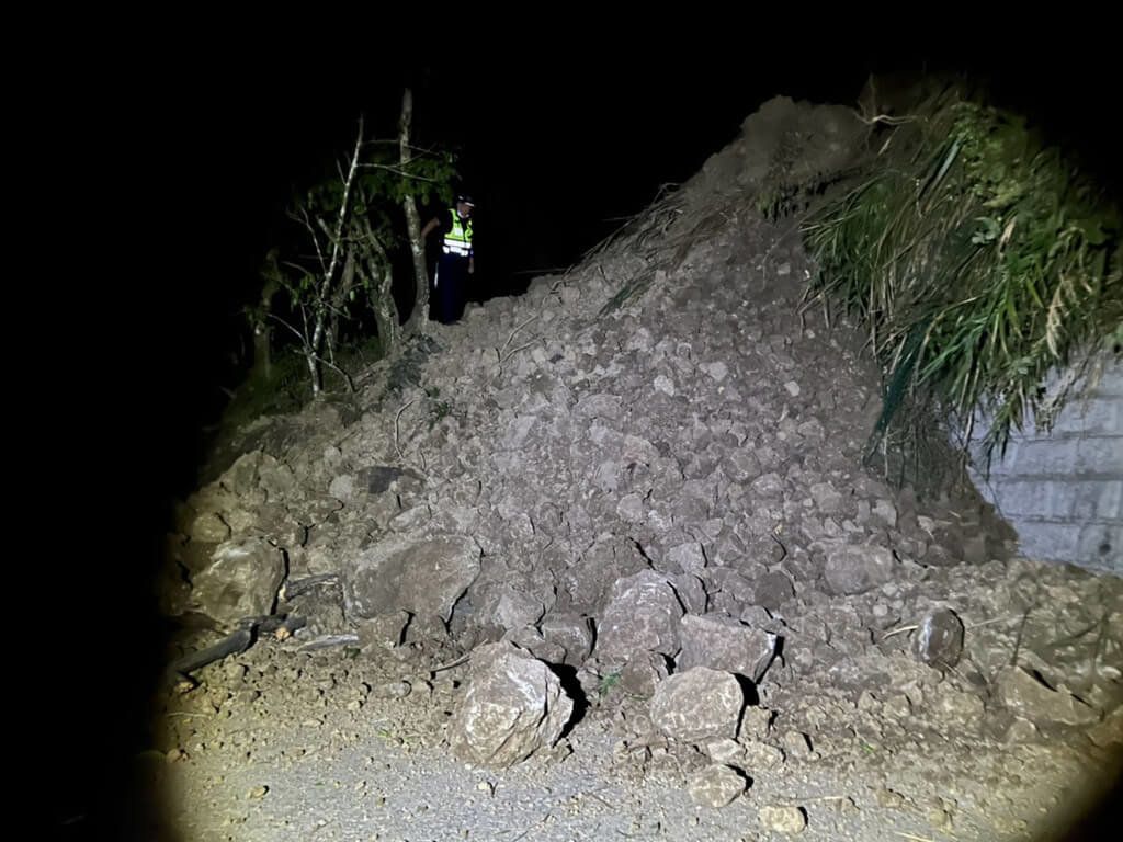 ▲花蓮縣富里鄉六十石山山區聯外道路因坍方落石受阻，警方徒步上山將受困在半山腰的9名遊客平安帶領下山。（圖／翻攝畫面）
