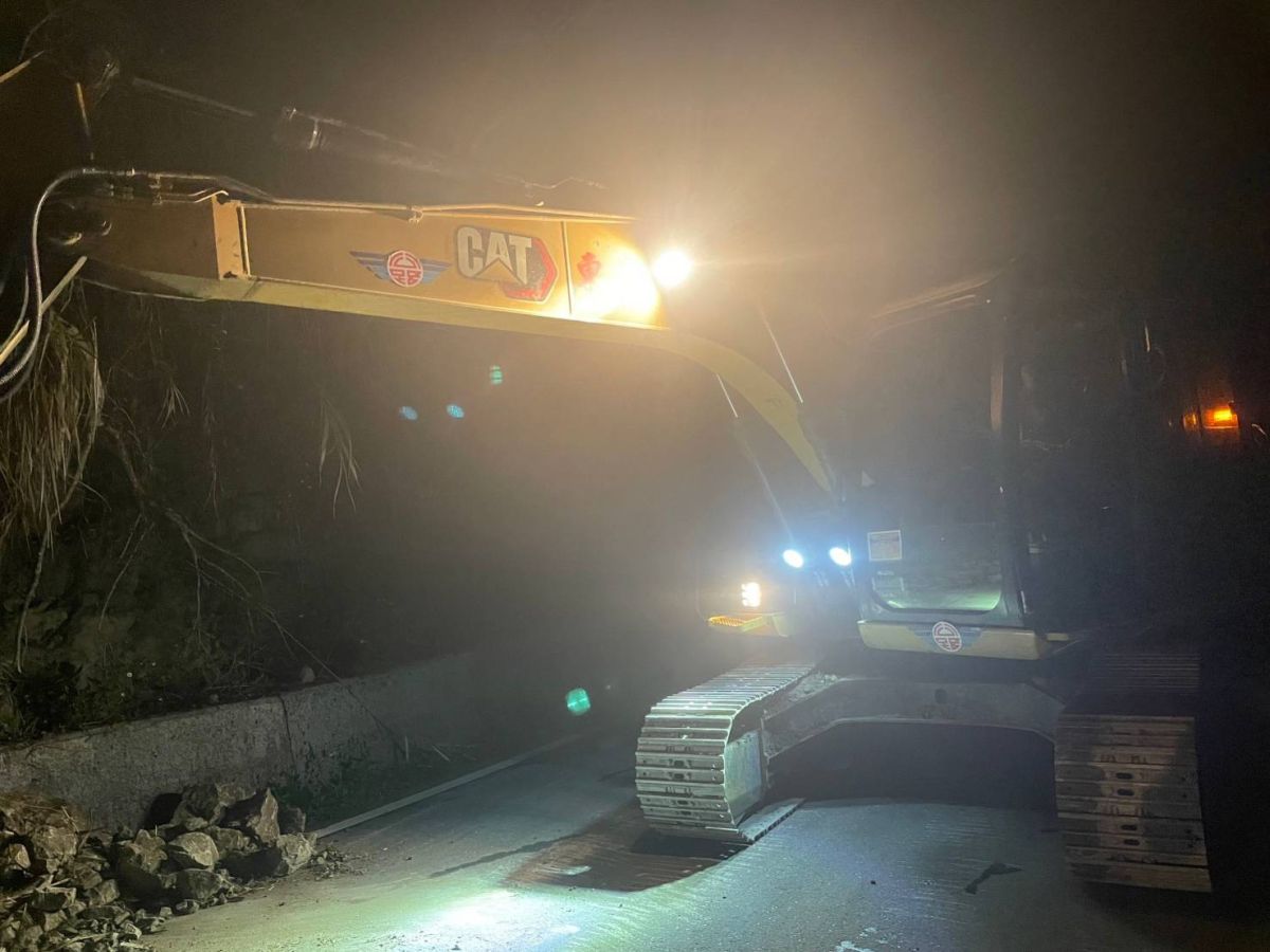 ▲公路總局深夜表示，考量餘震不斷且天色昏暗，搶災人員將於安全情形下持續搶災，已協助包含一位孕婦及兩位腳受傷共17位民眾先行脫困。（圖／公路總局提供）