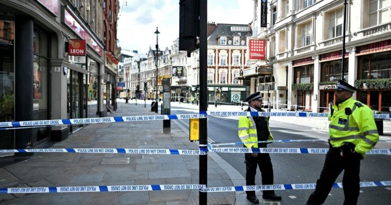 ▲英國倫敦市中心列斯特廣場16日發生刺警案，造成2名警察受傷送醫。倫敦警方17日表示，這名嫌犯被控殺人未遂罪。（圖／翻攝自CBS News）