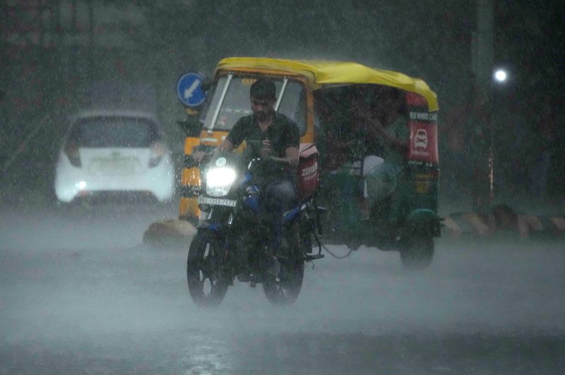 ▲南亞國家尼泊爾、印度和巴基斯坦近來受到雨季帶來的豪雨重創、死傷慘重，印度和尼泊爾已有近50人死亡。圖為近日印度。（圖／美聯社／達志影像）