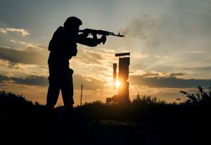 ▲俄羅斯軍隊正在為烏克蘭的「特別軍事行動」募集簽約入伍者,運用行動募兵卡車來吸引志願役,還提供每月將近3000美元薪俸的誘因。示意圖。(圖/美聯社/達志影像) ▲俄羅斯軍隊正在為烏克蘭的「特別軍事行動」募集簽約入伍者,運用行動募兵卡車來吸引志願役,還提供每月將近3000美元薪俸的誘因。示意圖。(圖/美聯社/達志影像)