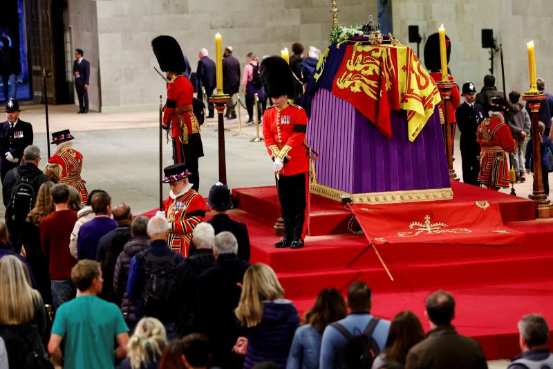 ▲伊麗莎白二世9月8日在巴爾莫勒爾堡（Balmoral Castle）安詳辭世，享耆壽96歲，目前她的靈柩在倫敦西敏廳（Westminster Hall）供人瞻仰。（圖／美聯社／達志影像）