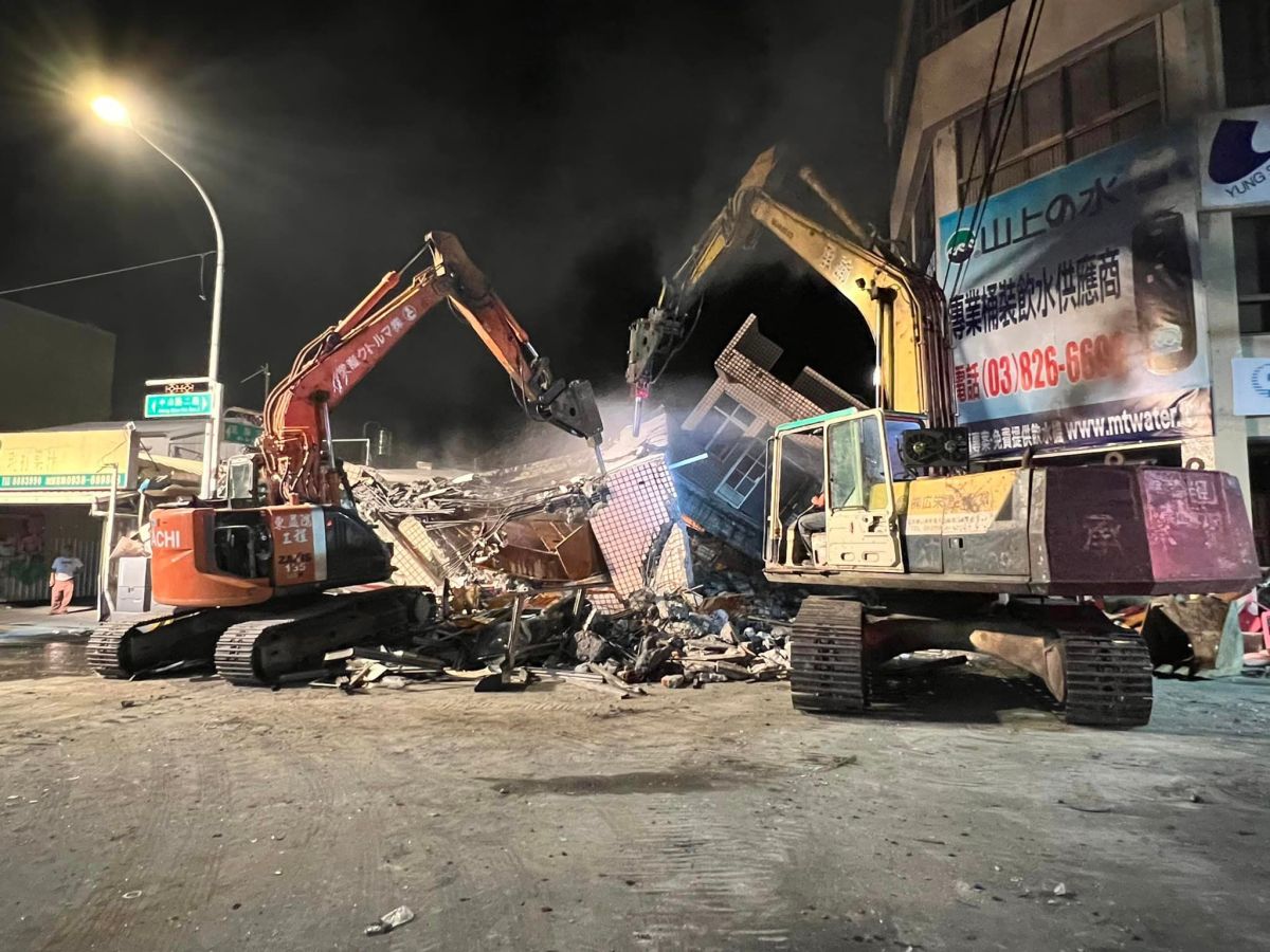 ▲昨（18）日台東池上6.8強震，花蓮玉里一棟超商倒塌，在現場連夜進行拆除工作。（圖／翻攝自徐榛蔚臉書）