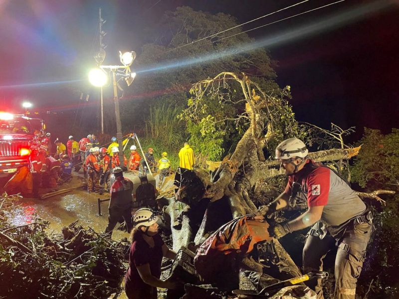 ▲哥斯大黎加這波豪雨導致首都聖約瑟（San Jose）以西70公里處坎波盧內羅（Cambronero）公路上發生土石流災情、巴士翻覆。（圖／美聯社／達志影像）