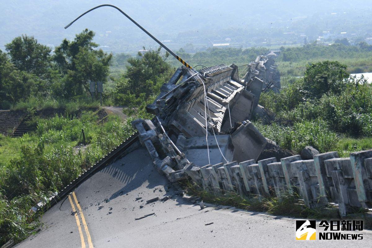 ▲台東縣池上鄉18日下午2時44分發生芮氏規模6.8強震。圖為高寮大橋損毀，橋墩幾乎全數倒塌，橋面上的裂縫初步測量寬度達70公分左右，長達數百公尺往市區蔓延，而橋面更是嚴重扭曲變形。（圖／記者林調遜攝,2022.09.19）