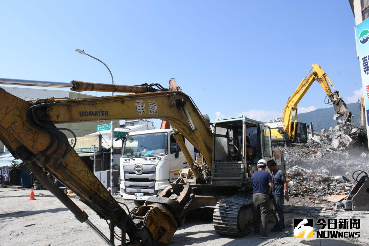 ▲花東地區2022年9月17、18日接連二天發生強震，多家保險與產險公司啟動保戶服務，圖為花蓮玉里倒塌民宅拆除。（圖／NOWnews攝影中心）