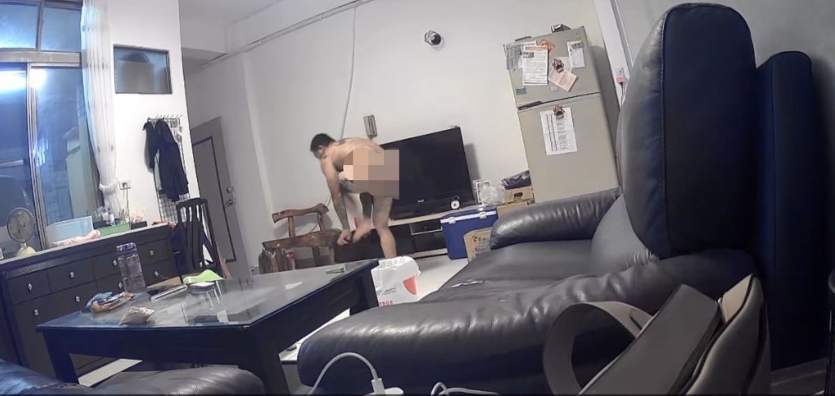 ▲監視器畫面中，老公光著屁股邊跑邊穿內褲，畫面讓眾人全笑翻。（圖／翻攝自臉書「爆廢公社公開版」）