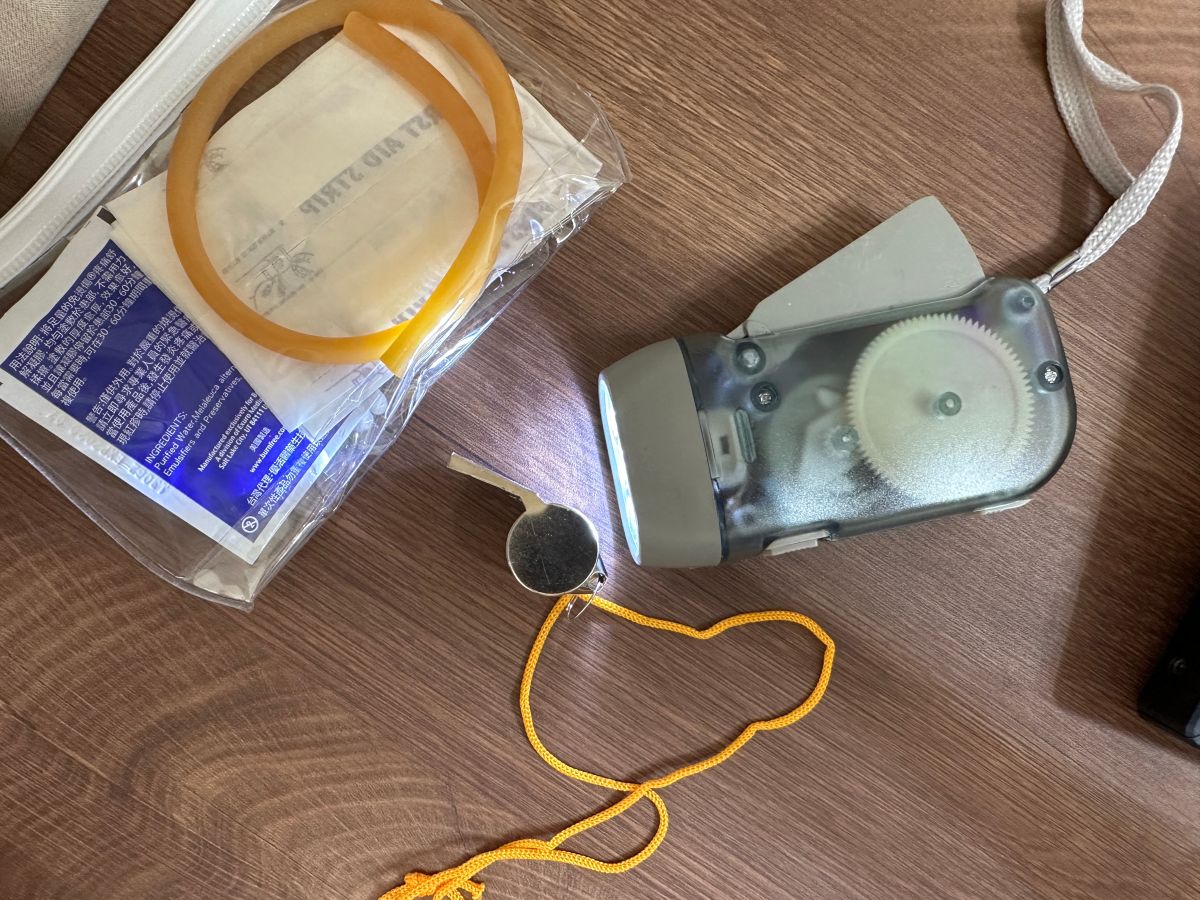 ▲918強震後餘震不斷，也震出民眾的不安全感，從18日開始網購業者陸續觀察到民眾對於哨子、手電筒、地震包等防災用品的需求變高。（圖／記者周淑萍攝）