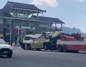 ▲中國貴州一輛隔離人員轉運車昨天發生翻覆造成27人死亡。官方雖向全社會道歉,但學者批評這次絕不是簡單的交通事故,很多城市防控都有大量的違法違規行為,清零亂象反導致生命損失。(圖/翻攝自微博) ▲中國貴州一輛隔離人員轉運車昨天發生翻覆造成27人死亡。官方雖向全社會道歉,但學者批評這次絕不是簡單的交通事故,很多城市防控都有大量的違法違規行為,清零亂象反導致生命損失。(圖/翻攝自微博)