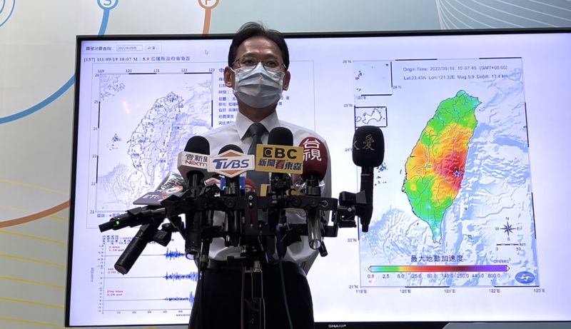 ▲氣象局表示,目前情況都還在預估內,餘震也在趨緩,震央應該不會繼續往北發展。(圖/記者張志浩攝)