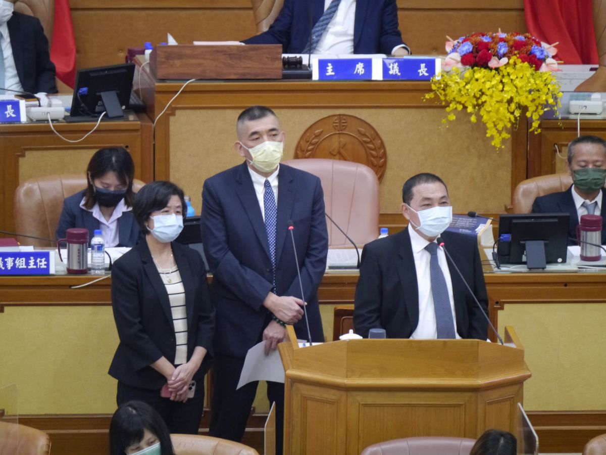 ▲市議員何博文及張志豪在市政總質詢上要求30年前的「侯爸爸」能找回良心，面對30年後的恩恩爸給出真相。（圖 ／記者吳嘉億攝，2022.9.19）