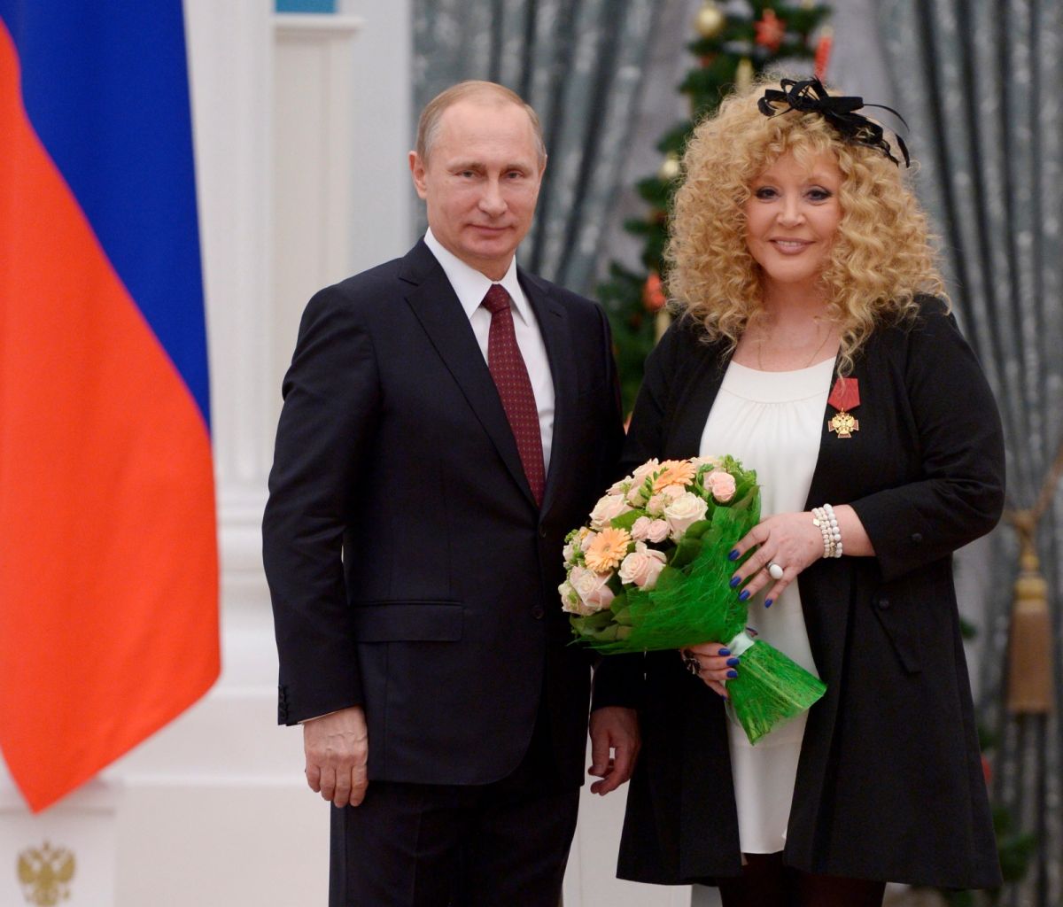 ▲俄羅斯著名女歌手普加喬娃（右）譴責總統蒲亭（左）在烏克蘭發動的戰爭。圖為2人在2014年的合照。（圖／美聯社／達志影像）