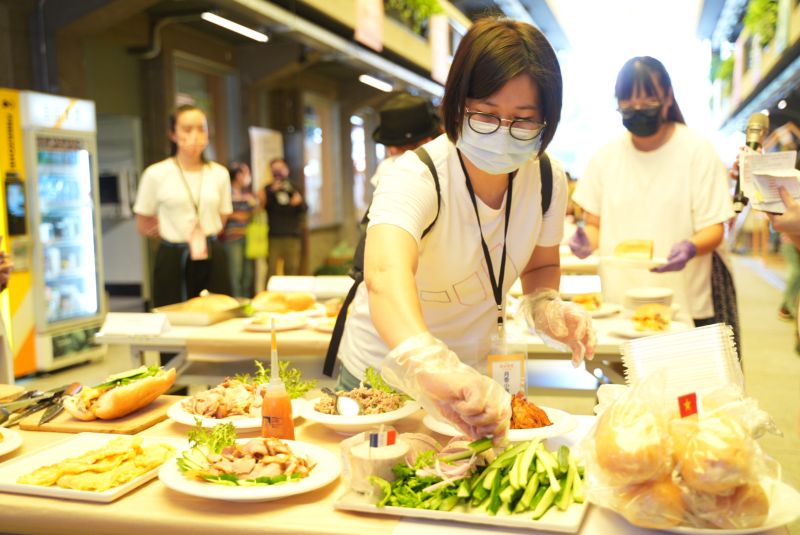 ▲法包比賽登場,各路店家廚師認真製作。(圖/台北大加蚋扶輪社提供)