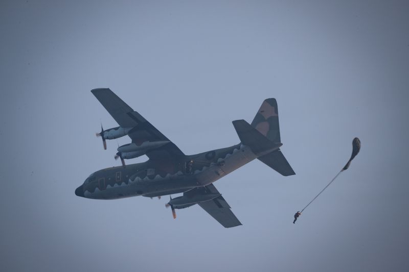 ▲陸軍航空特戰指揮部空訓中心特種地形跳傘訓練，學員從C-130H運輸機中跳出。（圖／軍聞社提供）