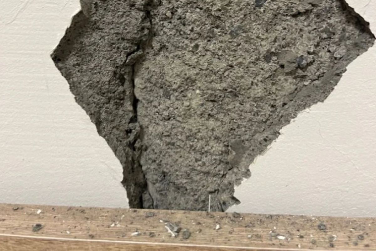 ▲高雄搖晃震裂住家牆壁，她驚：「裂超深！」，曝災後住宅自檢法。（圖／截自Dcard） 