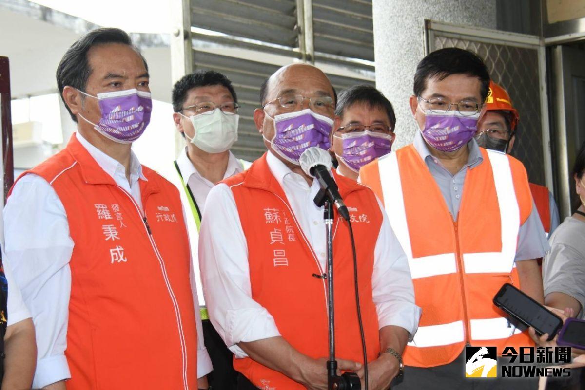 ▲今（19）日行政院長蘇貞昌視察東里車站受損情形。（圖／記者林調遜攝）