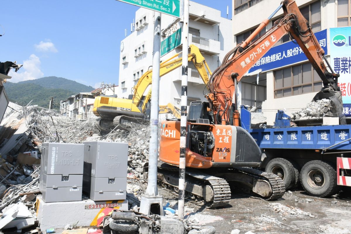 ▲台灣防災產業協會秘書長黃少薇提醒，平常就該檢查家中的家具是否有固定好，以及床邊的櫥櫃是否高度在腰部以下，確保強震來襲時不會造成危險。（圖／林調遜攝）