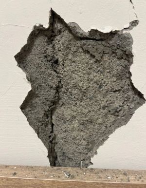 原PO撥開牆壁外層,發現地震造成的裂痕相當深入。(圖/截自Dcard) ▲原PO撥開牆壁外層,發現地震造成的裂痕相當深入。(圖/截自Dcard)