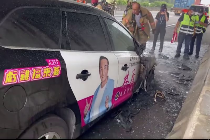 ▲台南市長參選人林義豐的競選團隊用車，今（19）日上午在國道1號北上291.5K路段中，驚傳發生火燒車意外，幸好沒人受傷。（圖／翻攝自林義豐臉書）