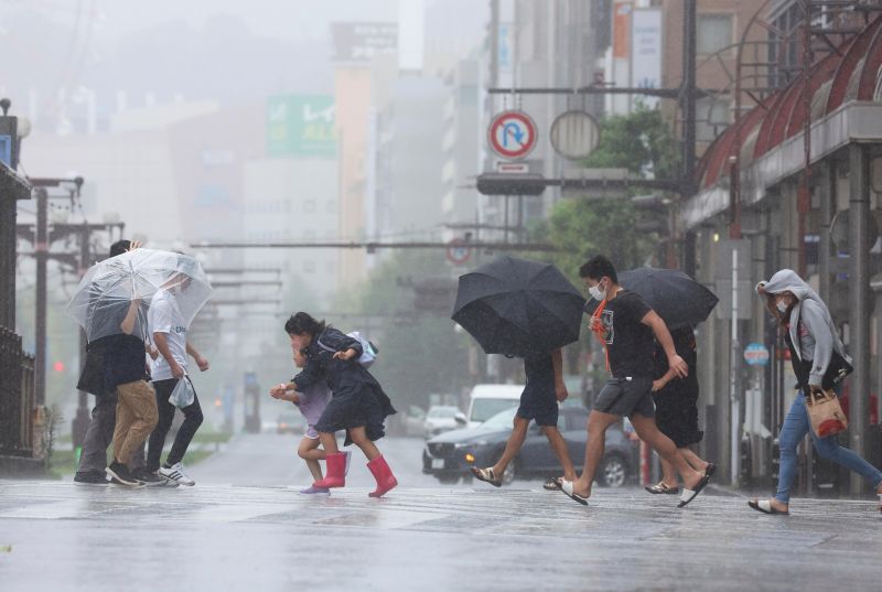 ▲颱風南瑪都今天挾帶狂風豪雨重創日本西南部，造成超過60人受傷，並有大約34萬戶停電。（圖／美聯社／達志影像）