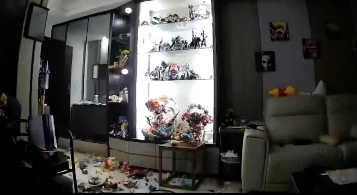 ▲地震來臨時，櫃子上的昂貴公仔及模型收藏居然陸續往地面上摔落，甚至破碎、毀壞。（圖／翻攝自「爆廢公社」）