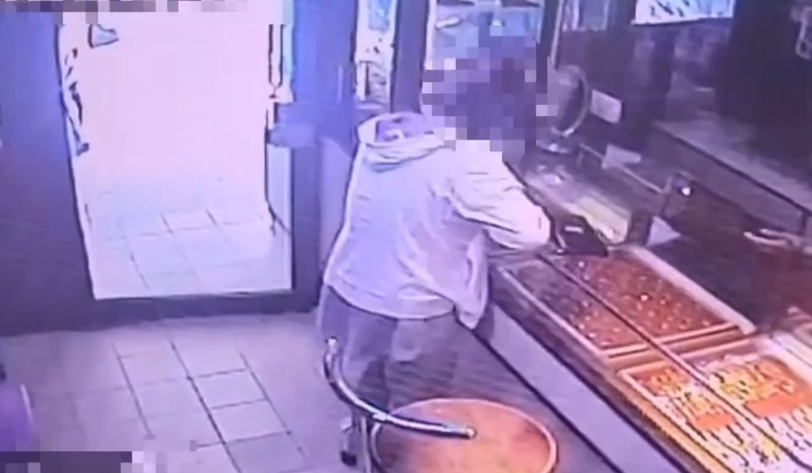 ▲新北市三重區一名王姓女子，持假鈔詐買真金不成當場行搶 。（圖／翻攝畫面）