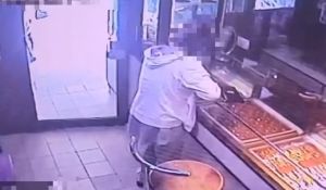 三重爆銀樓搶案！妙齡女持假鈔被抓包　下秒奪金戒指落跑
